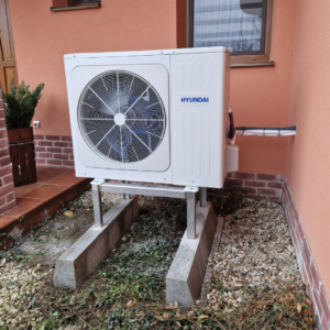 Stabilne osadená vonkajšia 10kW jednotka.