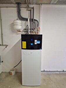 Voľne stojace TČ Daikin Altherma 3 EHVH s integrovaným 180l zásobníkom na TPV.