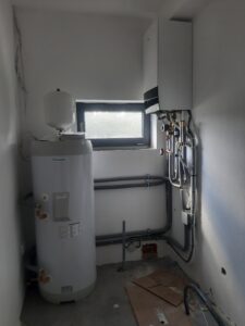 Dokončená inštalácia nástennej jednotky a nádrže na TPV..