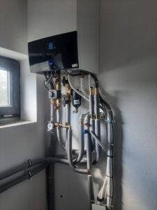 Inštalácia nástennej vnútornej jednotky Daikin Altherma 3 RW na vykurovanie, chladenie a prípravu TPV